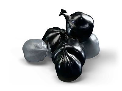 Montón de bolsas de basura negras y grises atadas con nudos, apoyadas unas en otras