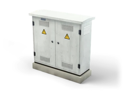 Armario eléctrico metálico gris claro con puertas dobles, rejillas y avisos amarillos sobre base de hormigón
